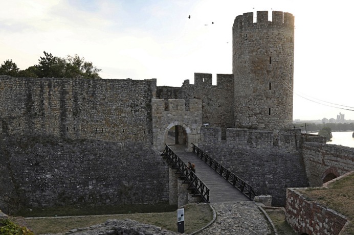 Калемегдан. Подход к Ружицкой церкви и Храму Святой Петки через Зинданские ворота. Сентябрь 2021. Фото Светланы Урбан