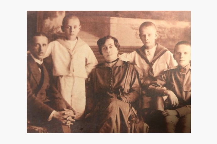 Семья Сташевских в Белграде. Жена: Елизавета Сташевская (ур. Сташенкова, 1882 - 1939), Сыновья (слева направо): Георгий (1906 - 1997), Всеволод (1910 - 1999), Вадим (1908 - 1930). 